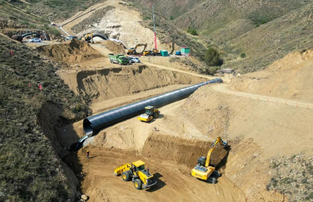 山谷間的建設(shè)圖景