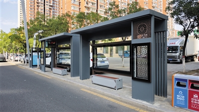 兼具顏值與智慧功能的新中式公交站亭亮相我市街頭。戎禹仁攝