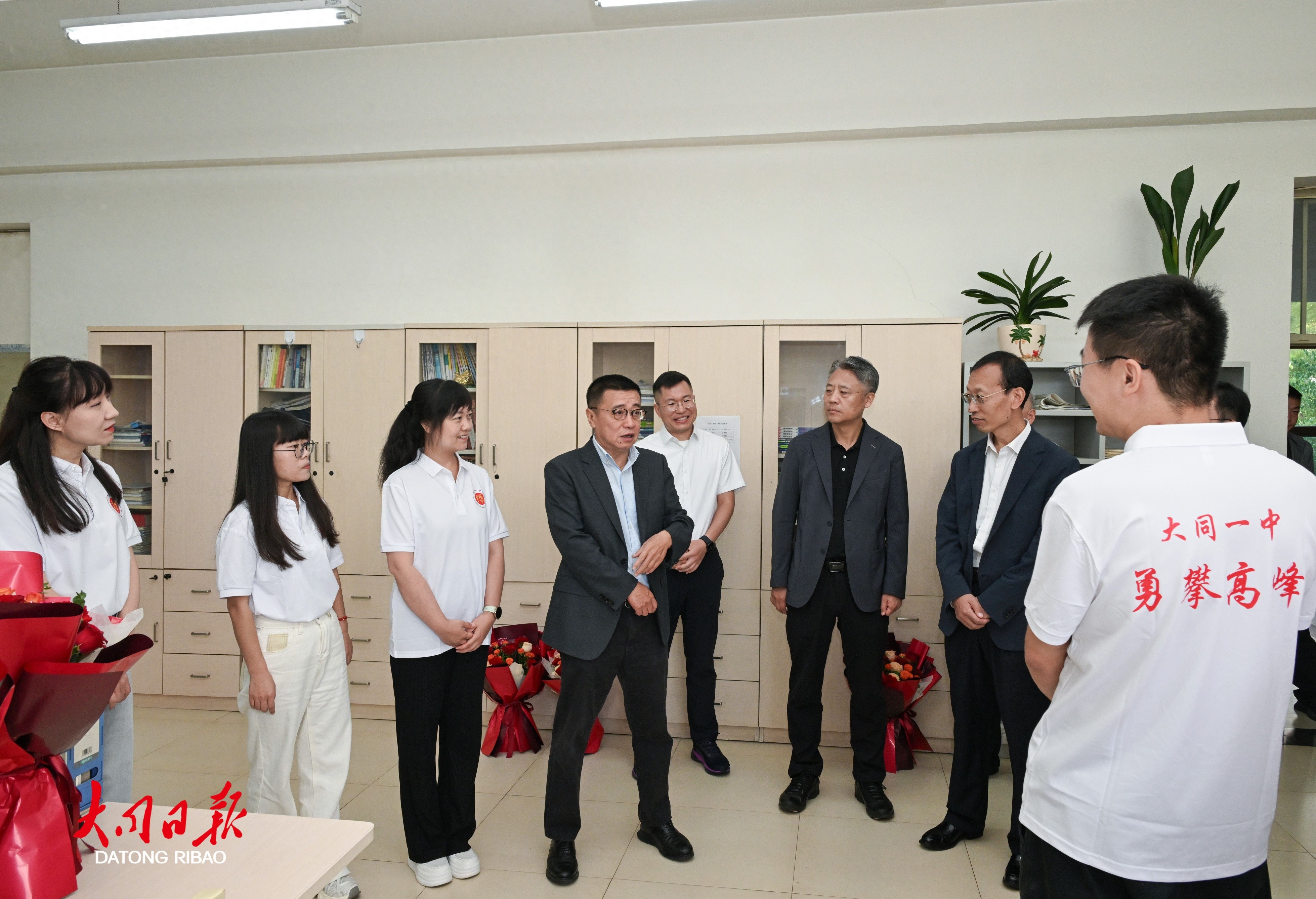9月10日,市委書記張強在大同一中看望慰問一線教師,并與他們親切交流。張燕偉攝