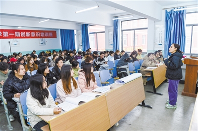 圖為創業導師正在為學生授課。韓堃攝