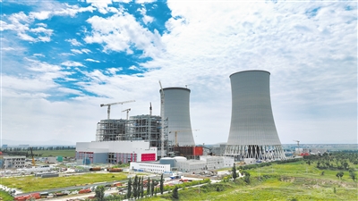 圖為湖東電廠兩座巨型間冷塔巍然矗立在云中大地。麻曉龍攝